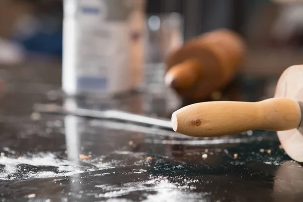 Deegroller wordt gebruikt voor het bakken — Stockfoto
