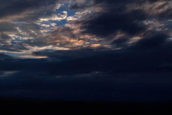 Intenzivní Clouds tváření za soumraku — Stock fotografie