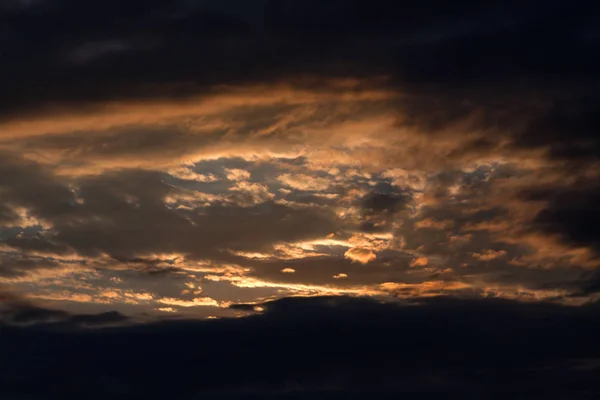 Nuvens intensas formando ao entardecer — Fotografia de Stock