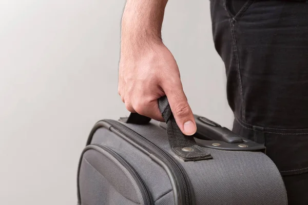 Homem pronto para viajar com sua bagagem — Fotografia de Stock