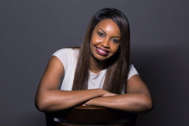 Gülümseyen güzel genç kadın.