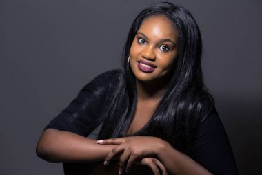 Gülümseyen güzel genç kadın.