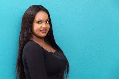 Gülümseyen güzel genç kadın.