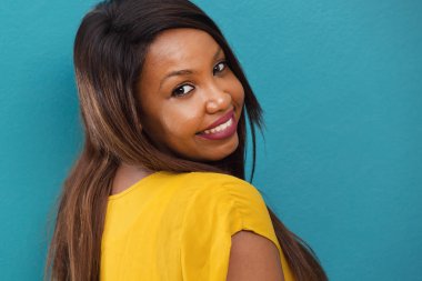 Gülümseyen güzel genç kadın.