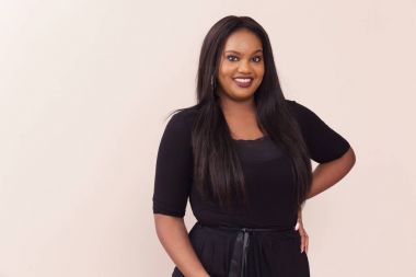 Gülümseyen güzel genç kadın.