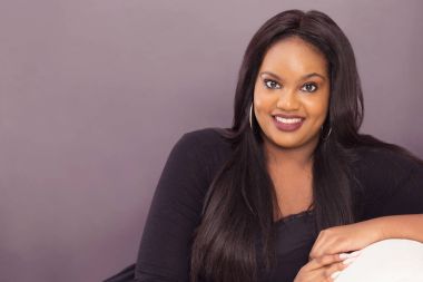 Gülümseyen güzel genç kadın.