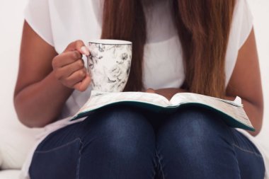 Genç bayan, onun İncil okuyor yakın çekim