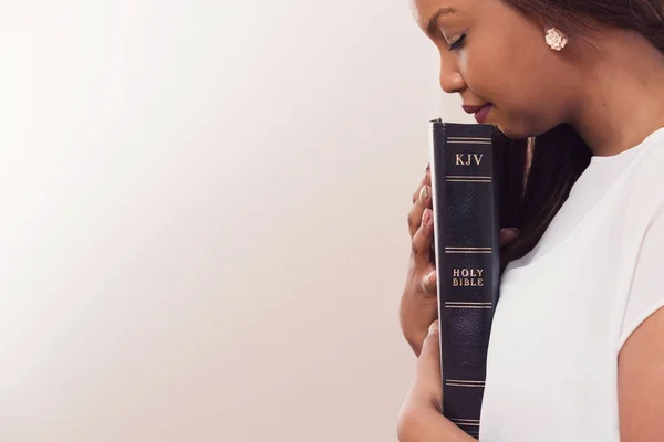 年轻的女士抱着她她心中的圣经 — 图库照片