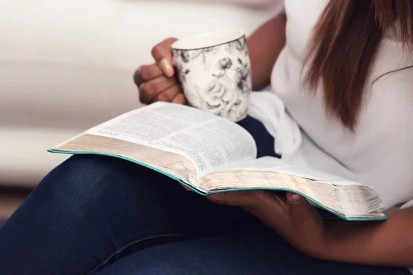 Nahaufnahme einer jungen Frau beim Studium ihrer Bibel — Stockfoto