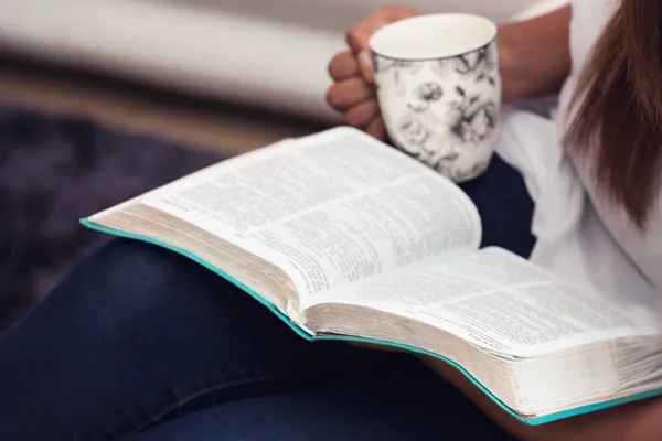 Nahaufnahme einer jungen Frau beim Studium ihrer Bibel — Stockfoto
