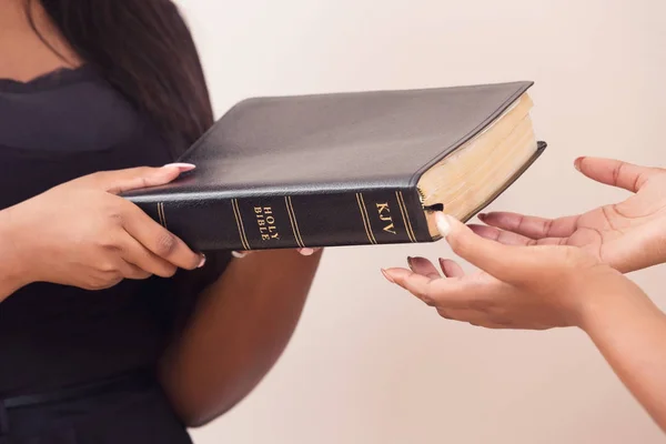 Mädchen, das eine Bibel gibt und die gute Nachricht verbreitet — Stockfoto