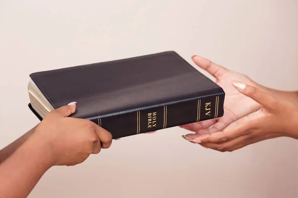 Girl Giving A Bible And Spreading The Good News — Stock Photo, Image