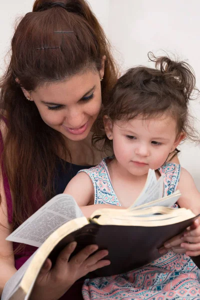 Mutter Tochter andächtige Bibelstudie — Stockfoto