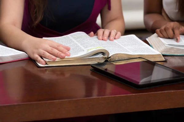 Femmes étude biblique dévotionnelle — Photo