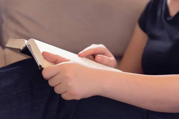 Hennes hängivenhet Bibeln studietid — Stockfoto