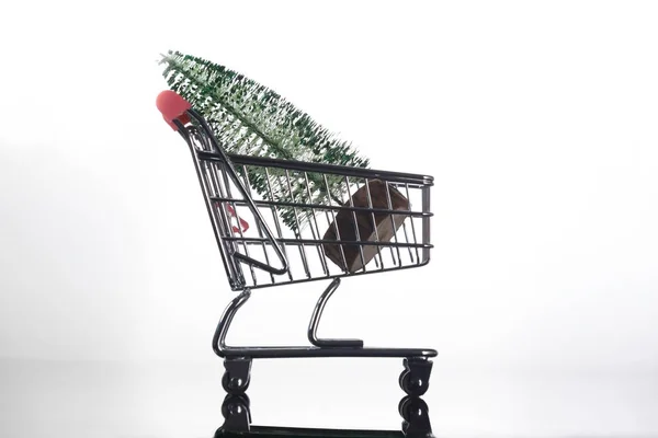かわいいショッピングカートのクリスマスツリーの装飾 — ストック写真