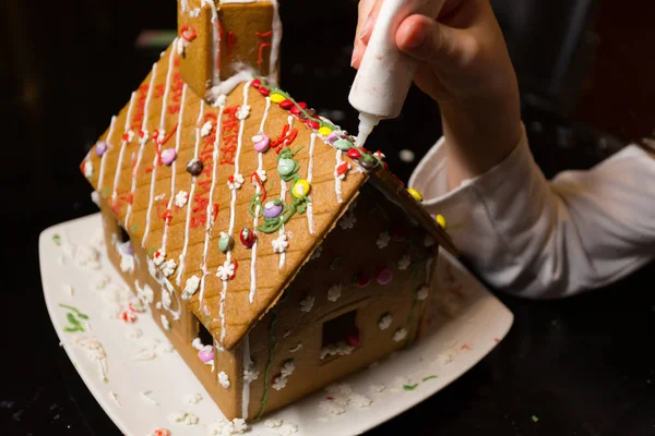 Crianças Primeiro Gingerbread House Atividade — Fotografia de Stock