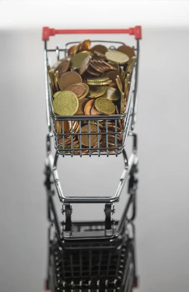 コインで一番上まで埋め尽くすミニクロームショッピングカート — ストック写真