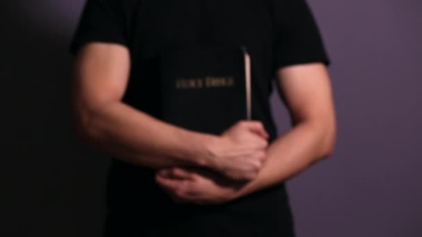Homem Segurando Bíblia Sagrada Perto Seu Peito — Vídeo de Stock