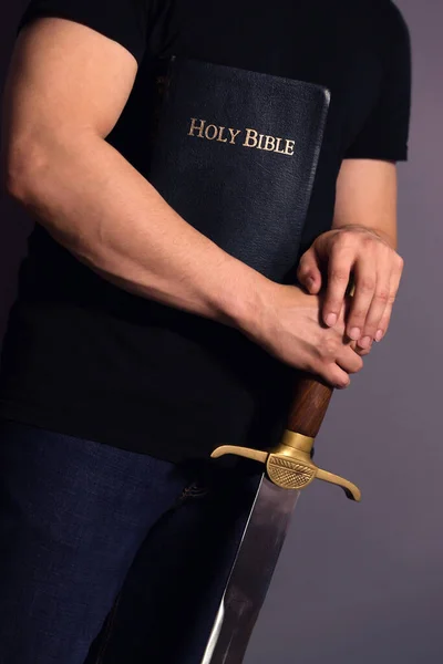Homem Atlético Jovem com Sua Bíblia e Espada — Fotografia de Stock