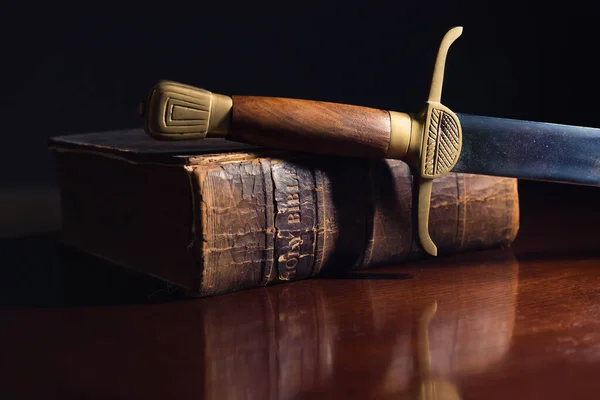 Einhundertfünfzig Jahre alte Bibel mit Schwert — Stockfoto