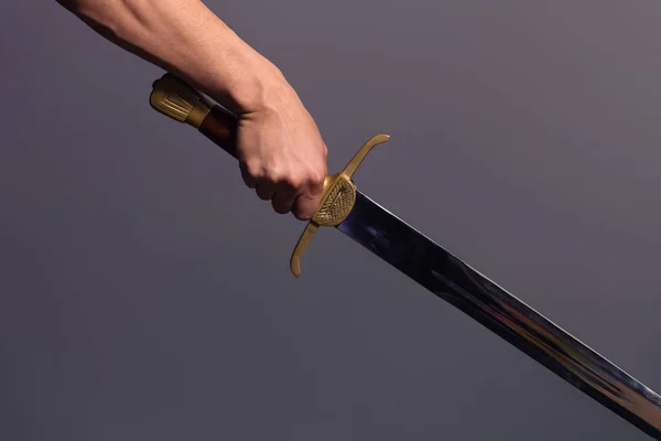 Jovem atlético homem segurando sua espada — Fotografia de Stock