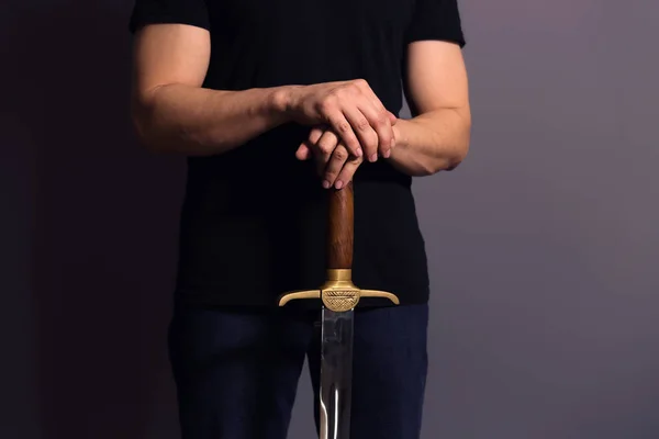 Jeune homme athlétique tenant son épée — Photo