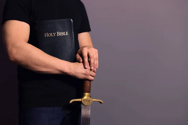 Joven Atlético con Su Biblia y Su Espada — Foto de Stock