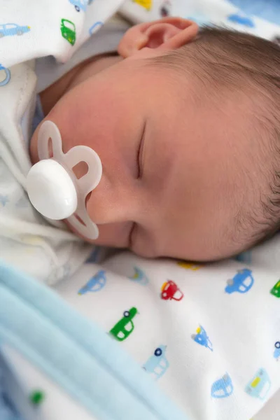 Schattige Kleine Baby Jongen Slapen Vredig — Stockfoto