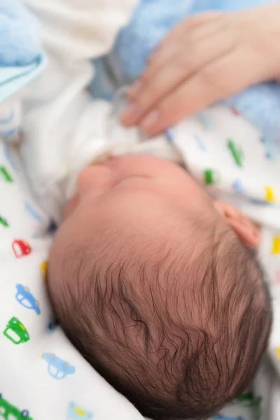 Очаровательный Младенец Мирно Спит — стоковое фото