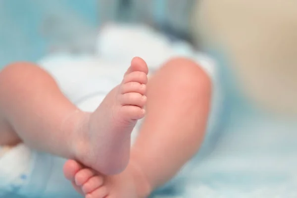 Schattige Kleine Baby Voeten Close Zacht Blauwe Achtergrond — Stockfoto