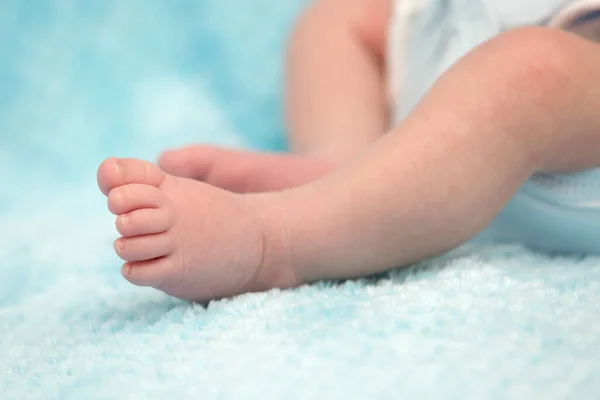 Adorable Pequeño Bebé Pies Primer Plano Sobre Fondo Azul Suave —  Fotos de Stock