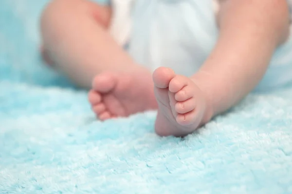 Adorable Petit Bébé Pieds Gros Plan Sur Fond Bleu Doux — Photo