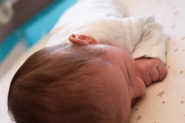 Очаровательный Младенец Мирно Спит — стоковое фото