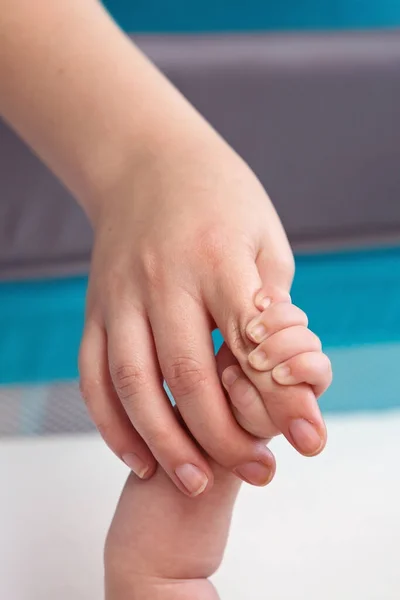 Pequeños Dedos Recién Nacidos Sosteniendo Las Manos Cariñosas Mamá — Foto de Stock