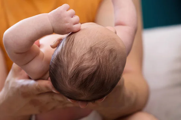 Papá Emocional Sosteniendo Nuevo Bebé Fotos De Stock