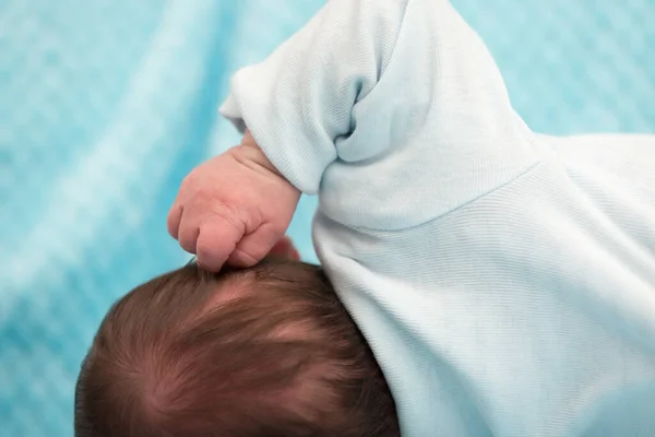 可爱的新生男婴睡着了 免版税图库图片