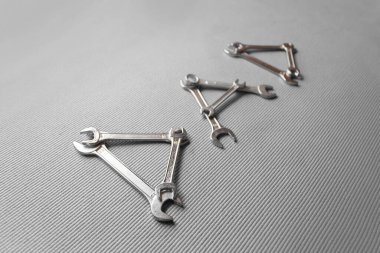 Babam kelimesi beyaz arka planda anahtarlarla heceleniyor.