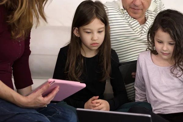 Enseñanza Familiar Los Niños Casa Dispositivos Electrónicos — Foto de Stock