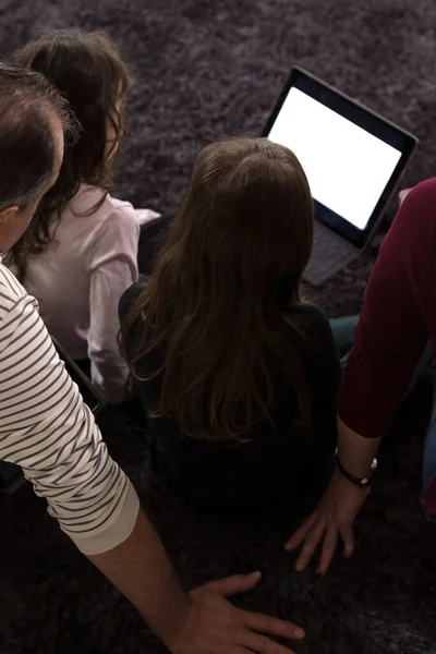 Familie Unterrichtet Kinder Hause Auf Elektronischen Geräten — Stockfoto