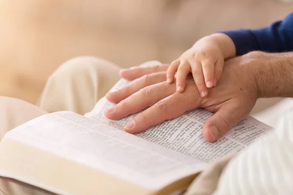 Nonno Che Legge Storie Dalla Sacra Bibbia Suo Giovane Nipote — Foto Stock