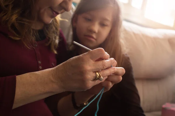 Loving Grandmother Teaches Her Little Granddaughter How Knit — Stock Photo, Image