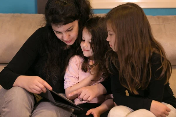 Madre Joven Enseñando Los Niños Casa Dispositivo Electrónico — Foto de Stock