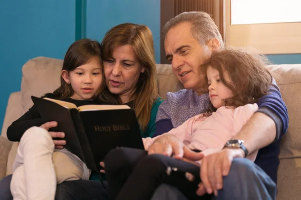 Abuelos Enseñando Sus Nietos Sobre Santa Biblia — Foto de Stock