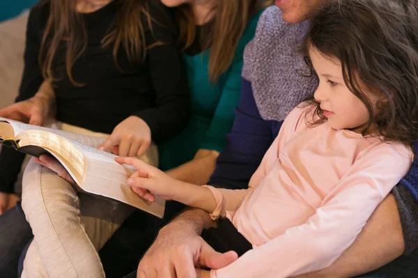 Abuelos Enseñando Sus Nietos Sobre Santa Biblia — Foto de Stock