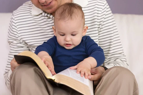 Großvater Liest Seinem Kleinen Enkel Geschichten Aus Der Bibel Vor — Stockfoto