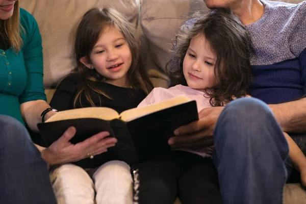 Grootouders Die Kleinkinderen Onderwijzen Bijbel Rechtenvrije Stockfoto's