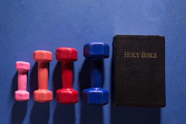 Halteres Tapete Treino Ginásio Azul Lado Das Sagradas Escrituras — Fotografia de Stock