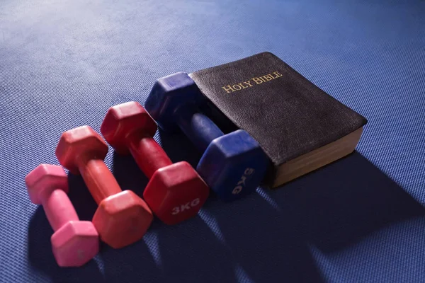 Lonceng Atas Meja Olahraga Biru Samping Kitab Suci — Stok Foto