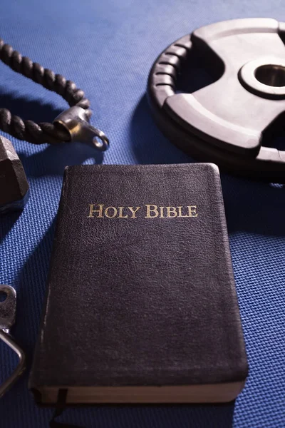 Heliga Bibeln Omgiven Hantlar Vikter Och Annan Träningsutrustning — Stockfoto